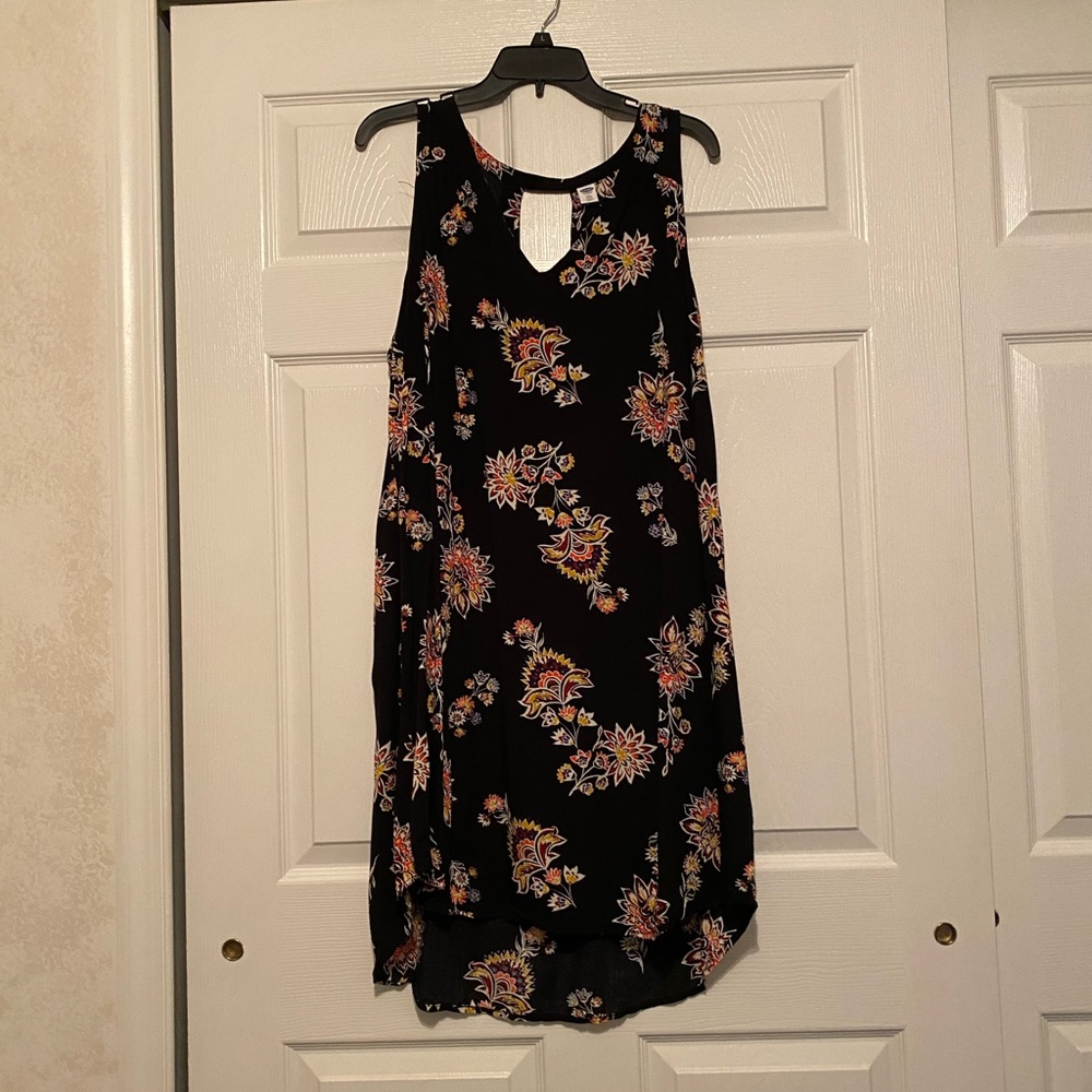 Old navy black sleeveless dress w/ design XXL
